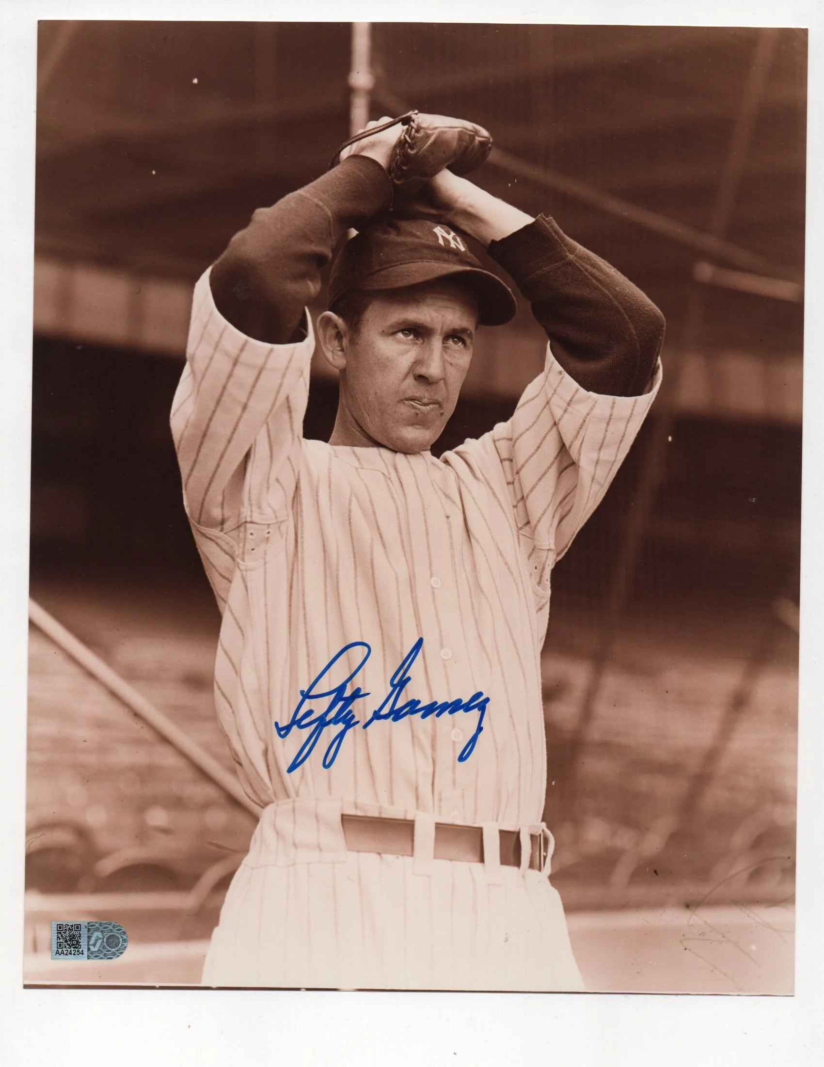 Lefty Gomez Signed 8x10 Photo (AIV AA24254)